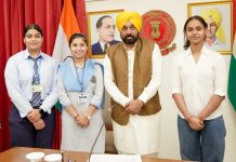 CM ਭਗਵੰਤ ਸਿੰਘ ਮਾਨ ਨੇ 12ਵੀਂ ਜਮਾਤ ਦੇ ਟਾਪਰ ਵਿਦਿਆਰਥੀਆਂ ਨੂੰ ਕੀਤਾ ਸਨਮਾਨਿਤ Punjab CM Felicitating Toppers
