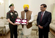 CM ਮਾਨ ਦੀ ਪੱਛਮੀ ਕਮਾਂਡ ਕਮਾਂਡਰ ਨਾਲ ਬੈਠਕ, ਸਰਹੱਦੀ ਸੁਰੱਖਿਆ, ਰਾਹਤ ਕਾਰਜਾਂ ਬਾਰੇ ਹੋਈ ਚਰਚਾ CM Mann meets Western Command Commander