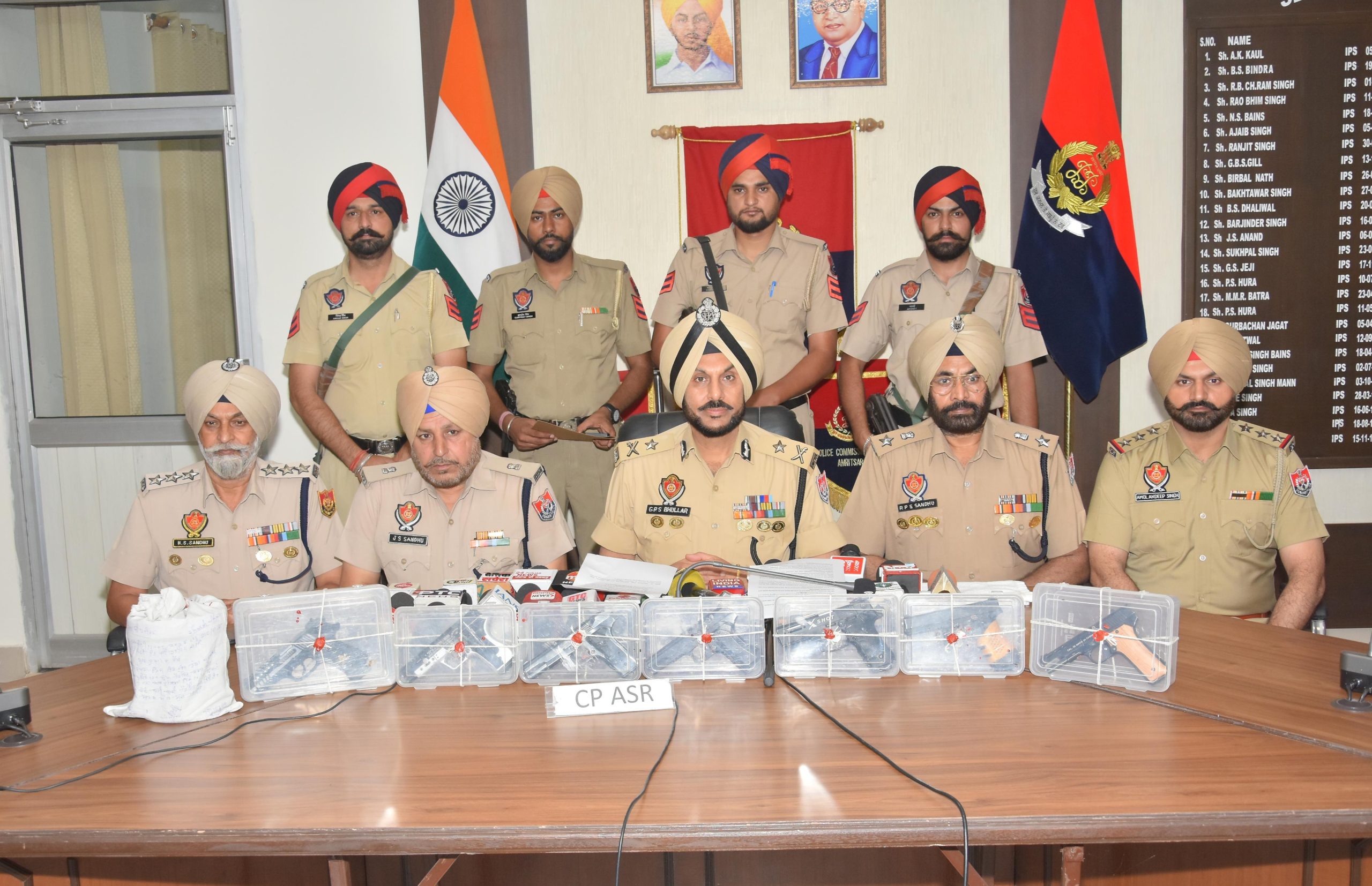 Amritsar Police seizes illiegal pistols