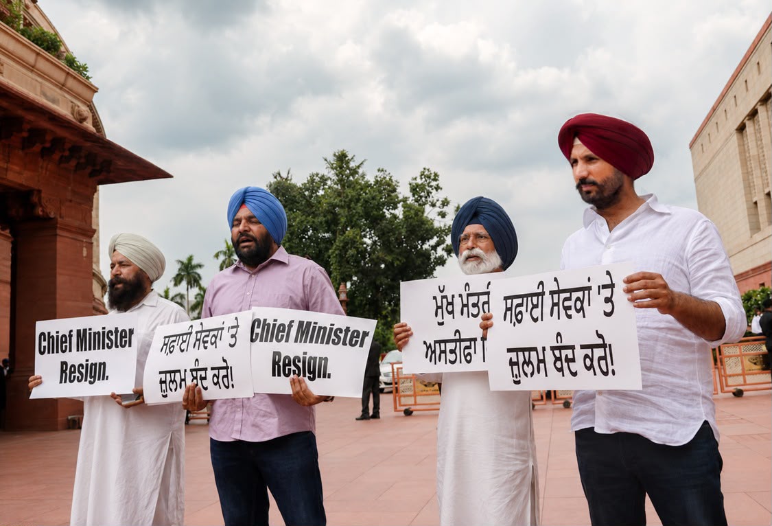 Congress MPs protest against Punjab paper leaks